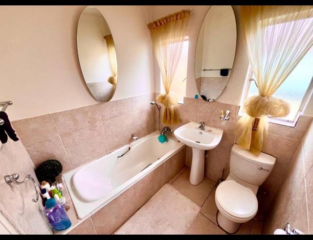 2 BEDROOM TOWNHOUSE FOR SALE IN MEREDALE